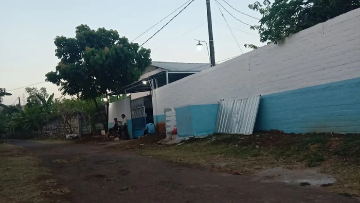 Dapur SPPG Rengel 2 yang diduga belum mengantogi sejumlah dokumen perizinan dan administrasi. (Radar Tuban)