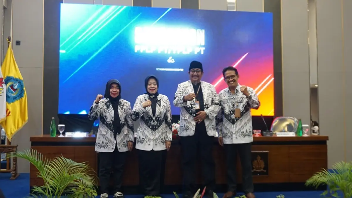 Dari kiri Ketua Forum Pimpinan PT PGRI Jatim, Prof. Dr. Dra. Munawaroh, M.Kes, Wakil II Ketua PGRI Jatim Dr. Dra. Dwi Retnani Srinarwati, M.Si., Ketua PPLP-PT PGRI Tuban Sudjarwoto S.H., S.Pd., M.H., M.M., M.Hum, dan &nbsp;Rektor Unirow Tuban Prof. Dr. Warli, M.Pd siap bersama-sama berkontribusi memajukan PT PGRI. (Shafa Dina Hayuning Mentari/Radar Tuban)