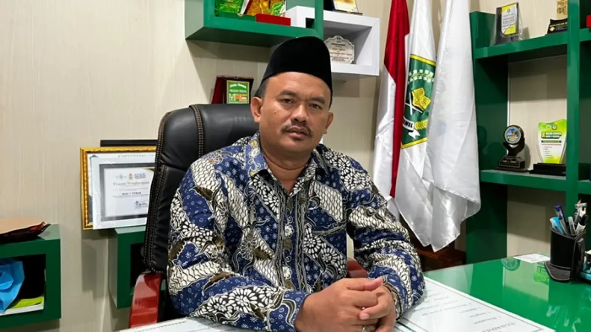 Kepala MAN 1 Tuban Fatah Yasin menekankan pentingnya literasi sebagai benteng etika digital dan penyaring arus AI bagi generasi muda. (Shafa Dina Hayuning Mentari/Radar Tuban)