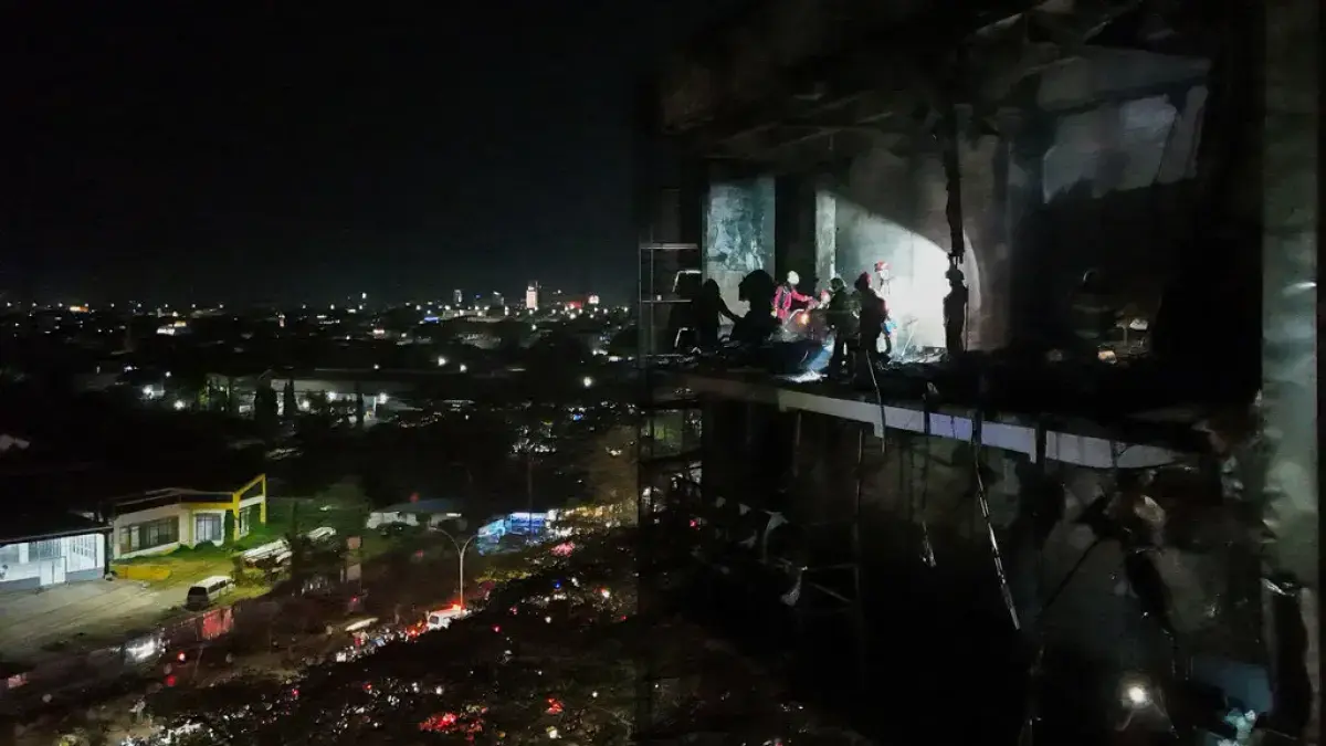 Nipah Mall Makassar kebakaran. (ANTARA FOTO)