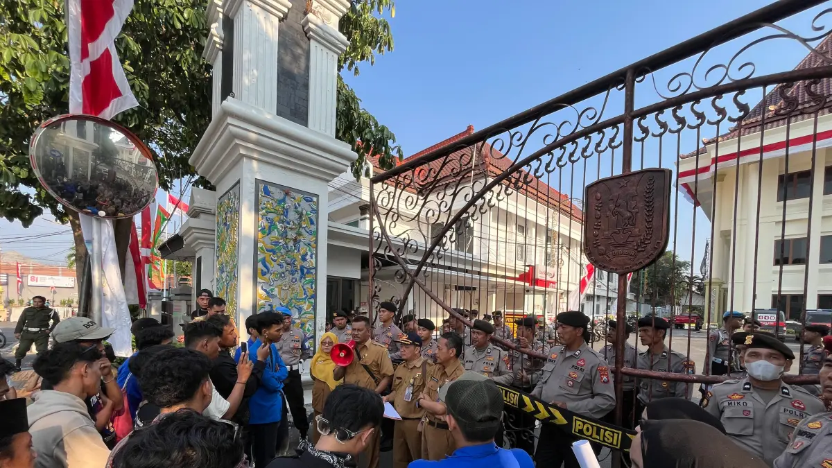 Puluhan mahasiswa PMII menggelar demonstrasi di Pemkab Tuban, Senin (10/8). (M. ROBIT BILHAQ/RADAR TUBAN)