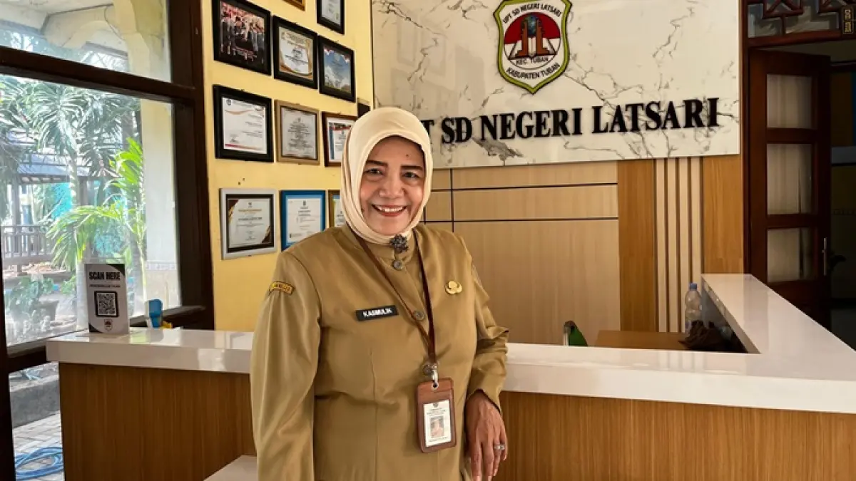 Kepala SDN Latsari Tuban, Kasmulik bagikan strategi bentengi moralitas siswa dari dampak negatif gawai lewat pembiasaan ibadah dan contoh dari orang dewasa. (Radar Tuban)