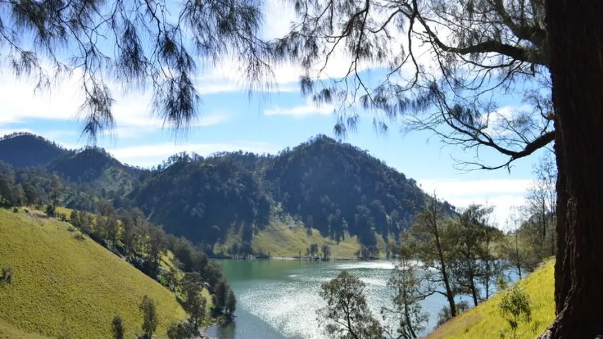 Panorama pemandangan danau Ranu Kumbolo. (pinterest.com)