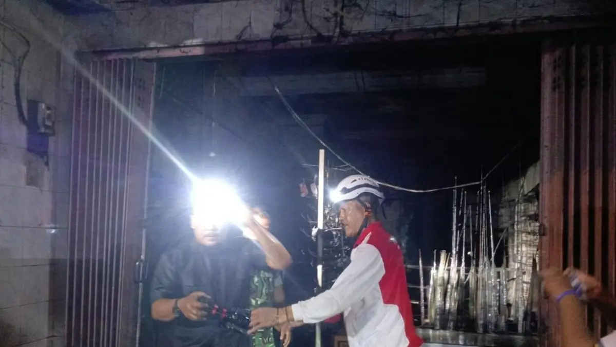 Petugas damkar Tuban tengah dalam proses pembasahan area pasca api berhasil dipadamkan. (SATPOL PP DAMKAR TUBAN/RADAR TUBAN)