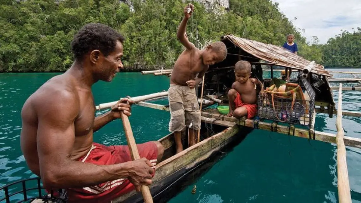 Potret kehidupan pesisir dan kehangatan warga lokal di tengah indahnya alam Raja Ampat. (pinterest.com)