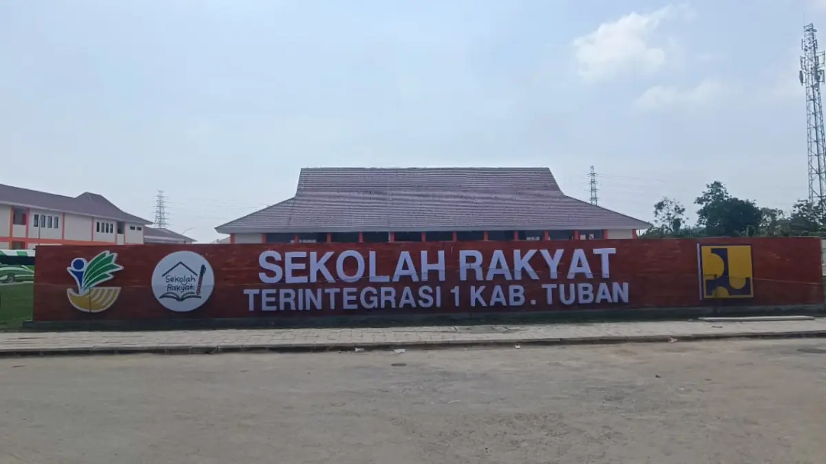 Tampak depan gedung Sekolah Rakyat yang baru selesai dibangun. (Shafa Dina Hayuning Mentari/ Radar Tuban)