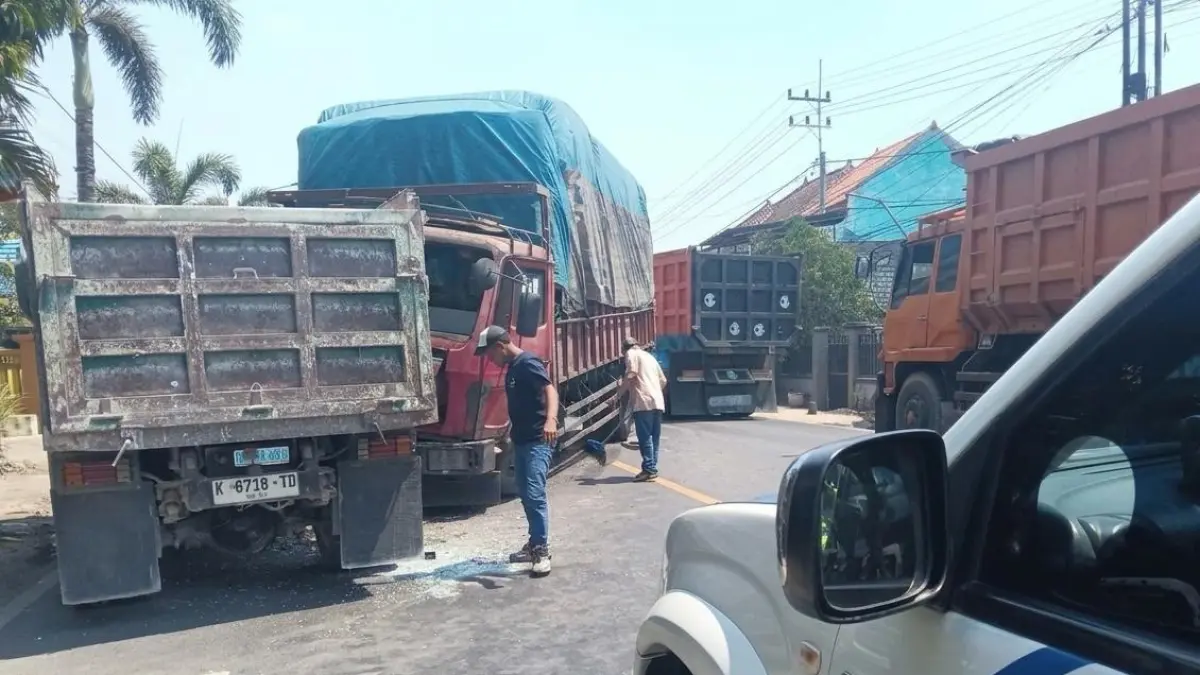 Kondisi truk dan dump truk yang pasca laka di Jalan Tuban-Bancar Desa Socorejo, Kecamatan Jenuu. (ISTIMEWA)