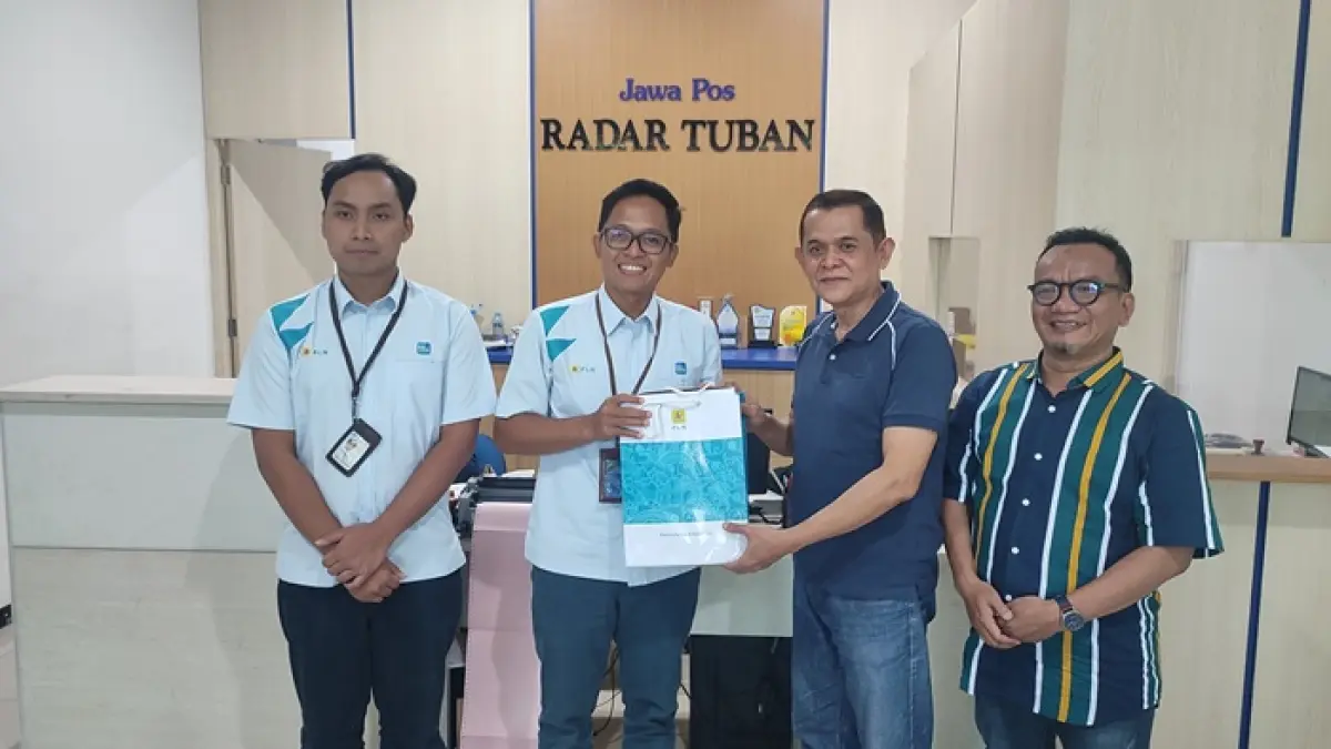 Manajer PLN ULP Tuban Aditya Bimantara menyerahkan cenderamata kepada Jawa Pos Radar Tuban yang diterima Pemimpin Redaksi Dwi Setiyawan yang didampingi Manajer Pengembangan Bisnis Ardian Ananto, kemarin (11/8). (Sinta Ariska/Radar Tuban)