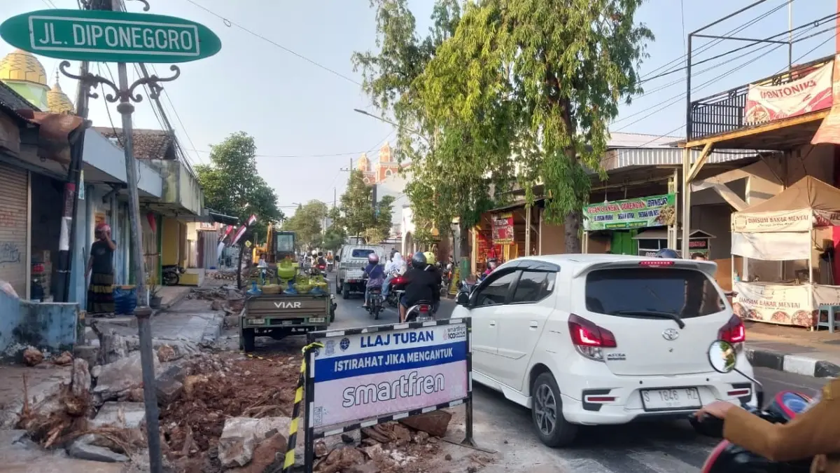 Proyek peningkatan drainase dan trotoar di Jalan Diponegoro berdampak pada kelancaran lalu lintas, antrean kendaraan sempat mengular. (M. Mahfudz Muntaha/Radar Tuban)