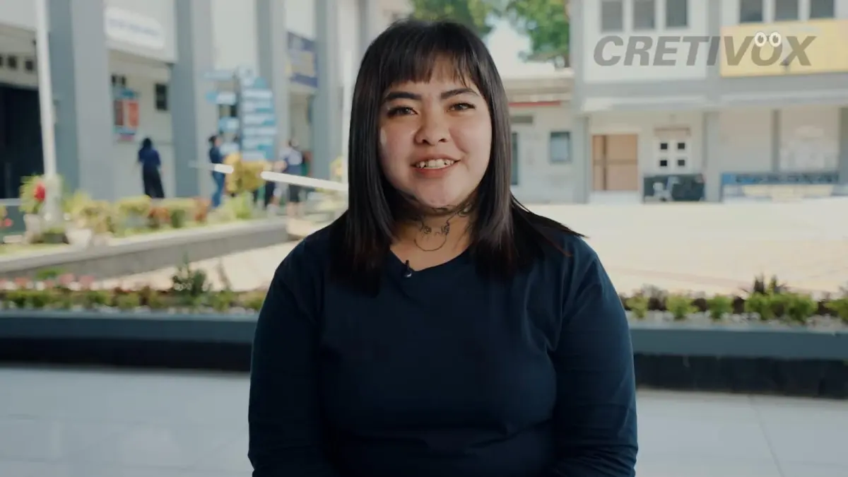 Salah seorang warga binaan perempuan saat membagikan pengalamannya menjalani masa pembinaan dan perubahan diri di dalam lapas . (Tangkapan layar YouTube Cretivox)