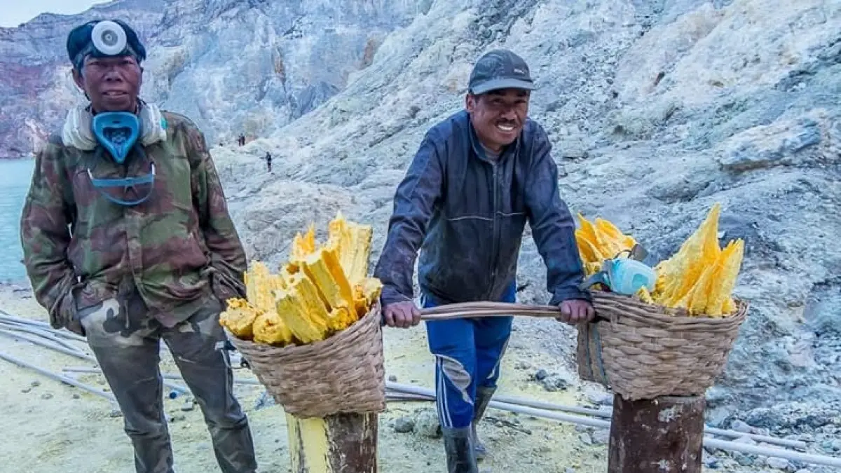Seorang penambang memikul beban belerang padat menyusuri jalur curam Kawah Ijen, Jawa Timur. (pinterest.com)