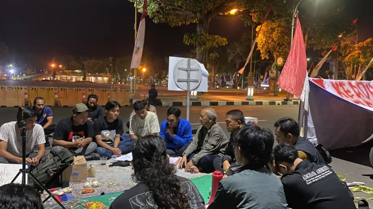 Setelah semalaman bertahan di depan kantor Pemkab Tuban, Jalan RA Kartini, massa aksi PMII Tuban akhirnya ditemui Sekda Budi Wiyana didampingi Wakapolresta Tuban Kompol Supiyan sekitar pukul 01.00 dini hari kemarin (11/8). (Ahmad Atho