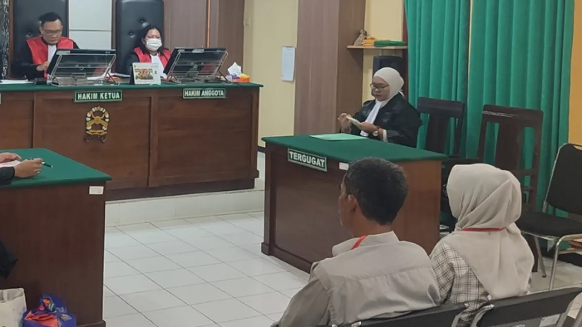 Suk dan Lat, terdakwa kasus pencemaran nama baik ketika menjalani persidangan di Ruang Garuda PN Tuban. (Andreyan/Radar Tuban)
