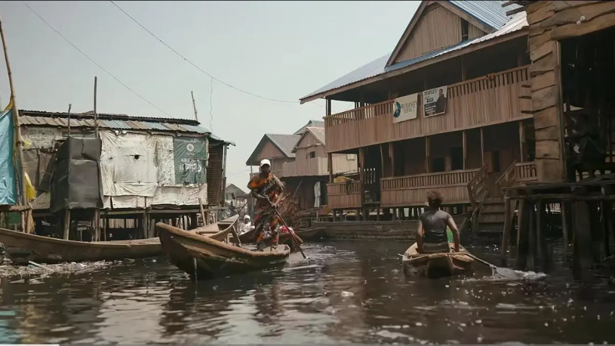 Foto kehidupan di Makoko, Nigeria. Dimana mereka hidup dengan keterbatasan air bersih. (Tangkapan Layar YouTube Drew Binsky)