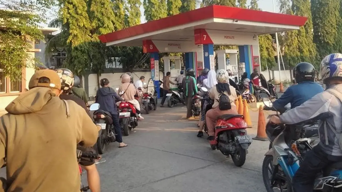 Ilustrasi foto Aktivitas pengisian bahan bakar minyak di salah satu SPBU. (pinterest.com)
