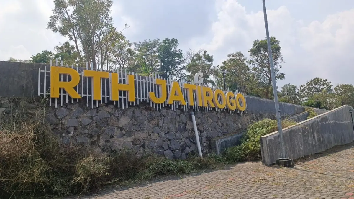 Kondisi RTH Jatirogo yang diselibut semak pada beberapa bagiannya. (SHAFA DINA HAYUNING MENTARI/ RADAR TUBAN)