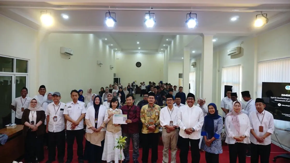 Rektor Unirow Tuban Prof. Dr. Warli, M.Pd. (lima dari kanan) dan Kepala PPLP-PT PGRI Tuban Sudjarwoto (empat dari kanan) bersama Kepala KUA Kecamatan Tuban Akhmat Iswoyo, Camat Tuban Raden Mochamad Dani Ramdhani, Humas Kementerian Agama Tuban, serta perwakilan PLKB dan calon pengantin. (Radar Tuban)