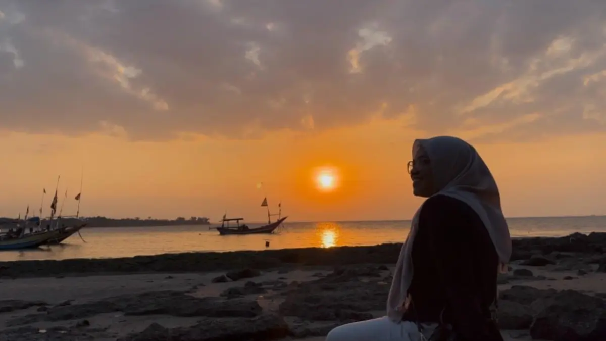 Panorama senja di Pantai Sowan, Tuban. (SHAFA DINA HAYUNING MENTARI/ RADAR TUBAN)
