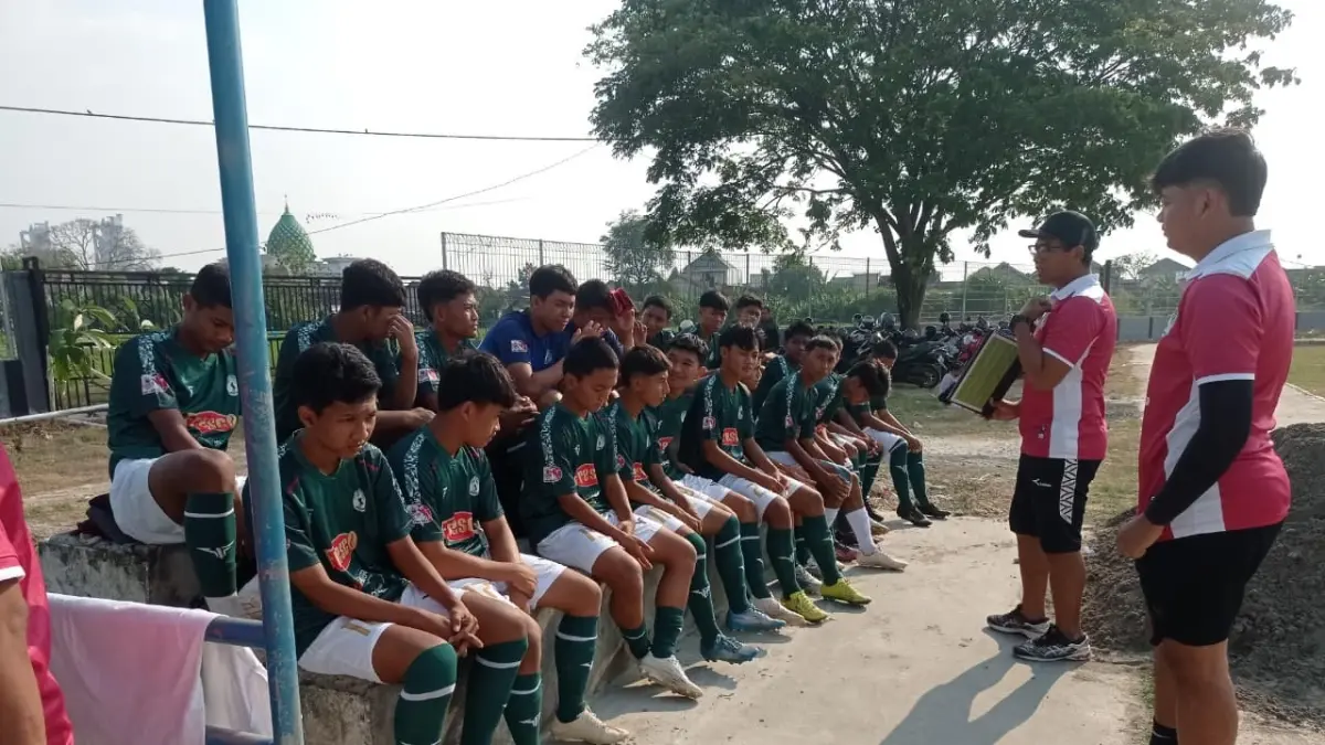 Para pemain Bumi Wali FC U-17 Tuban ketika menjalani latihan menjelang Kompetisi Piala Soeratin U-17 regional Jatim 2026. (Bumi Wali FC untuk Radar Tuban)
