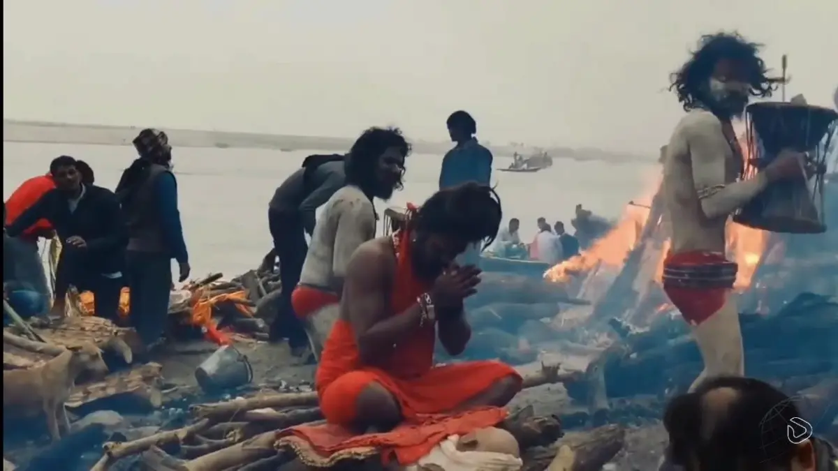 Seorang petapa Aghori duduk di tepi area kremasi Sungai Gangga. (Tangkapan layar youtube Kendati Demikian)