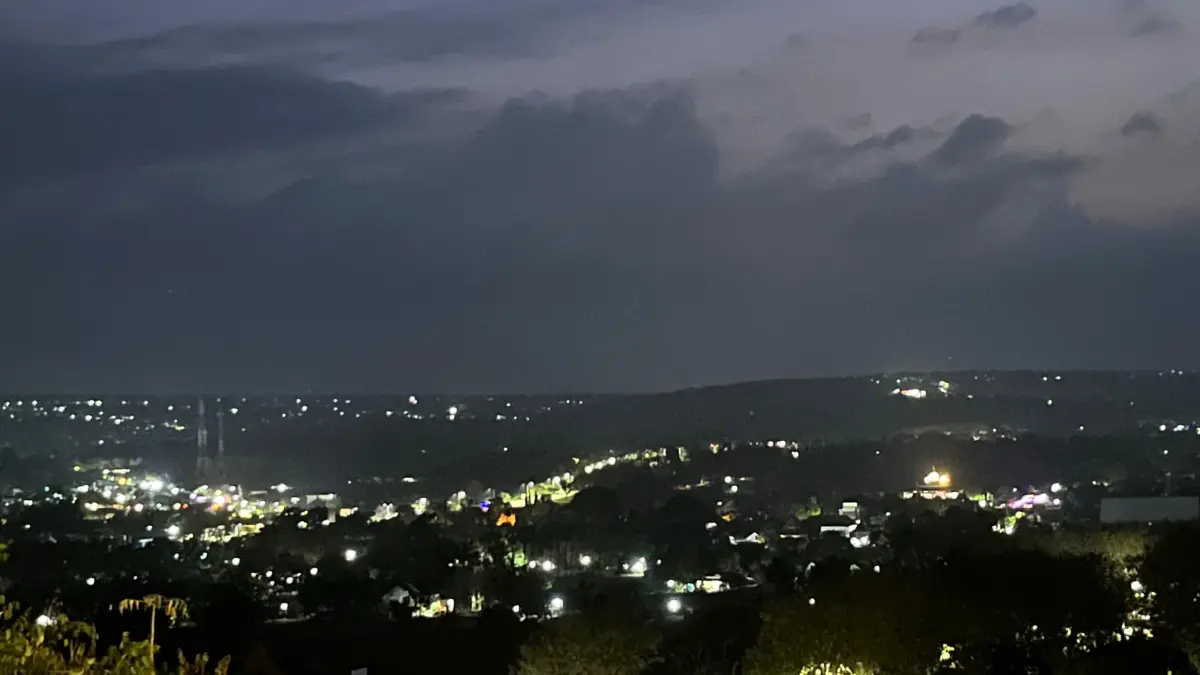 Suasana malam dengan gemerlap city light dari atas Suraloka Cafe. (SHAFA DINA HAYUNING MENTARI/ RADAR TUBAN)