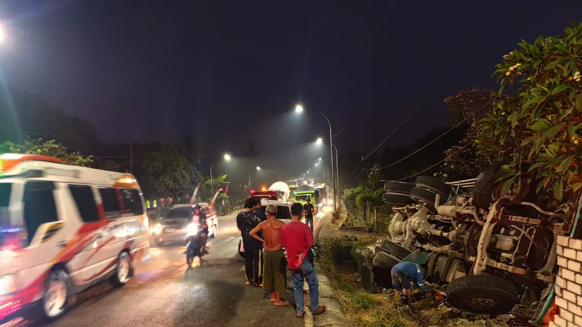Tampak body truk terguling ke kanan di Tanjakan Kepet setelah gagal menanjak. (ISTIMEWA)