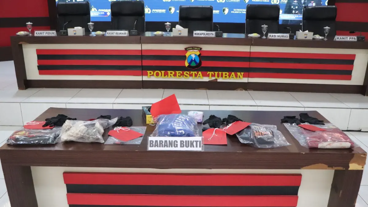 Barang bukti yang diamankan dai kakek 69 tahun yang diamankan Polresta Tuban pasca setubuhi gadis disabilitas. (Radar Tuban)