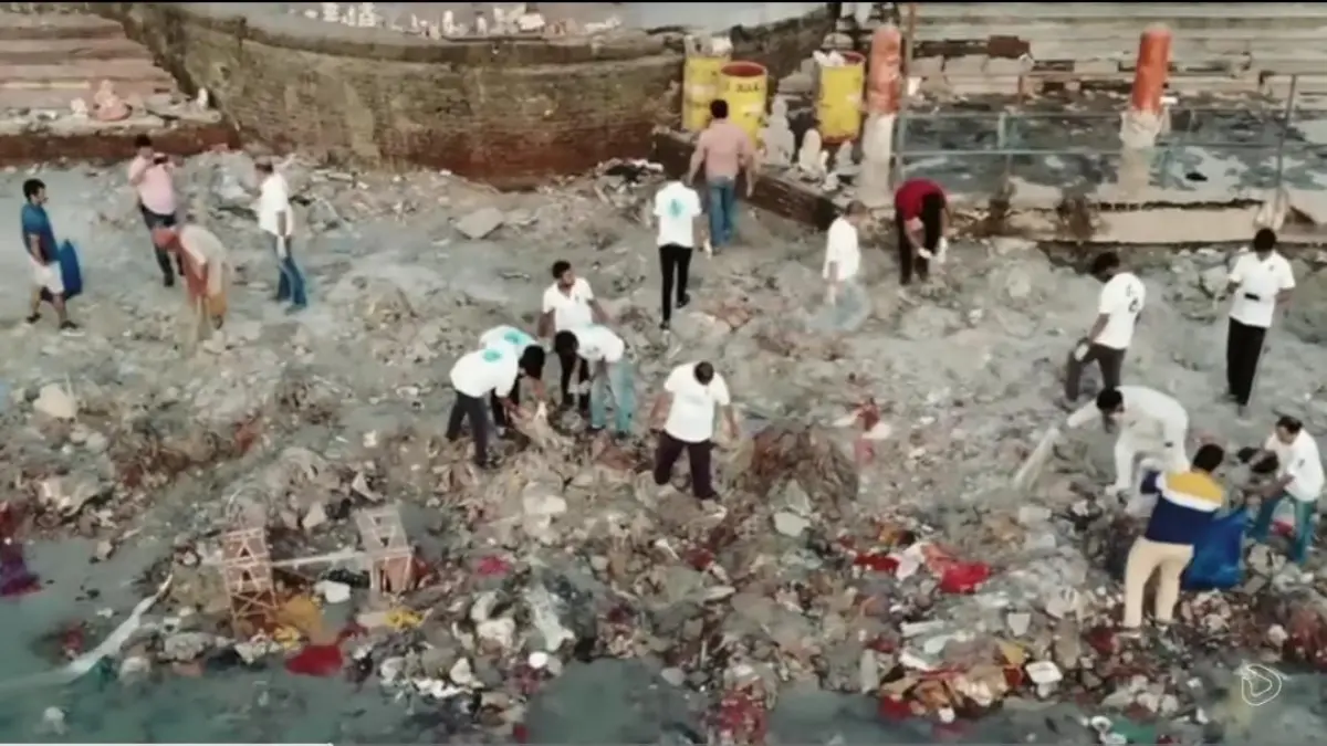 Foto penumpukan sampah di sungai suci gangga di India. (Tangkapan Layar YouTube Kendari Demikian Studio)