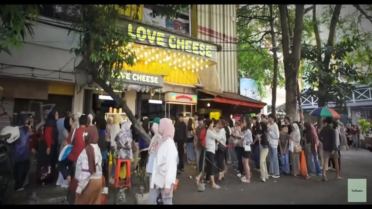 Ilustrasi foto mengantre makanan viral. (Tangkapan layar YouTube Dari Suara)