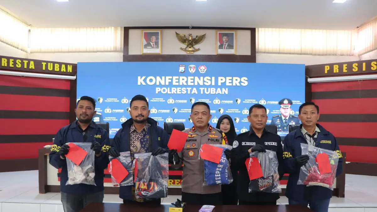 Polresta Tuban menangkap dua tersangka kasus pengeroyokan terhadap tiga warga di Jalan HOS Cokroaminoto. (Radar Tuban)