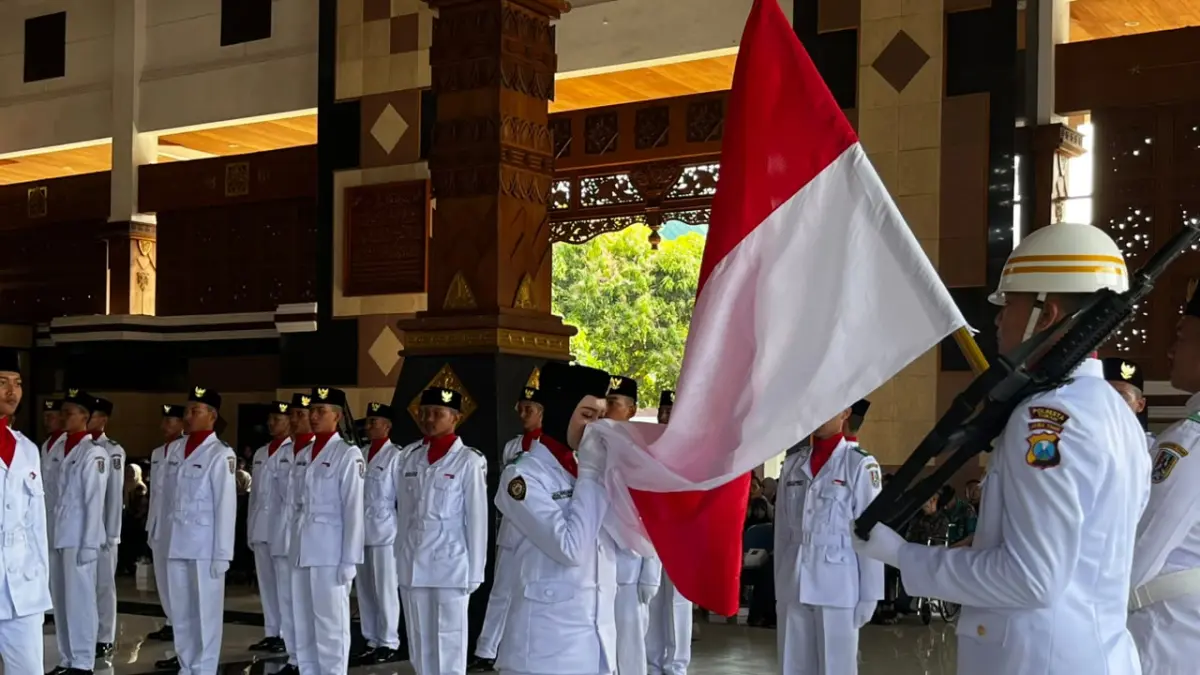 Salah satu momen sakral dalam prosesi Pengukuhan Paskibraka Kabupaten Tuban 2026. (SHAFA DINA HAYUNING MENTARI/ RADAR TUBAN)