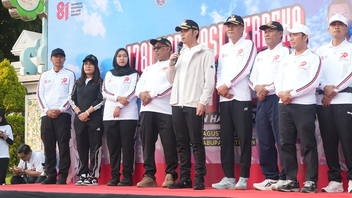 Bupati Aditya Halindra Faridzky memberangkatkan peserta fun walk di puncak peringatan Harkopnas ke-79 kemarin (14/8). (DISKOMINFO-SP UNTUK RADAR TUBAN)