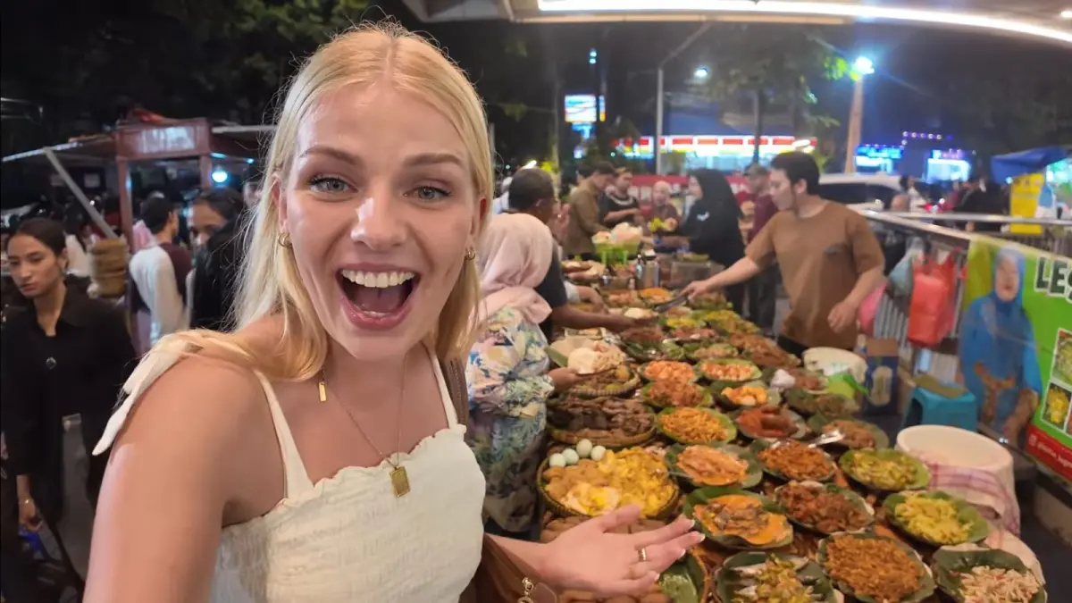 Ekspresi antusias kreator konten asal luar negeri, Janine Freuling. (Tangkapan Layar YouTube Janine Freuling)