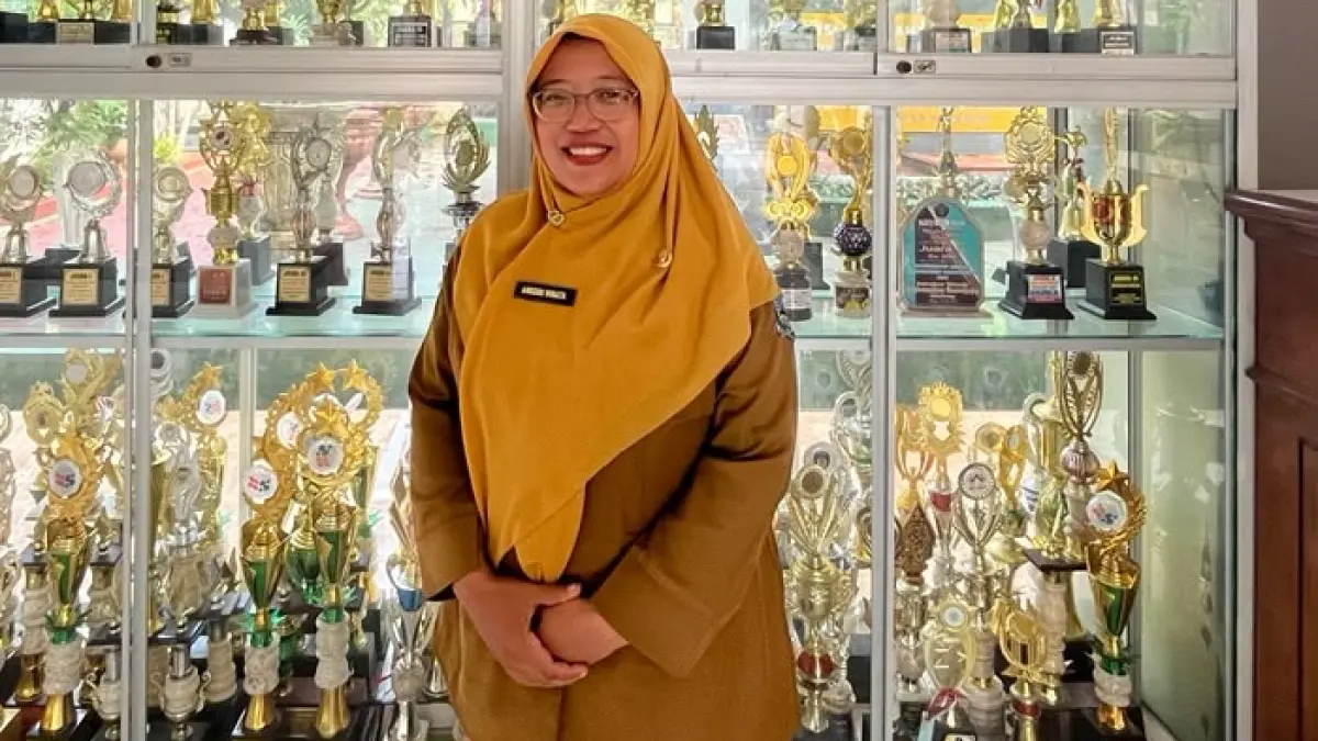 Guru SMAN 1 Tuban Anggun Winata menilai kedekatan emosional dengan siswa penting dalam proses belajar. (ANGGUN WINATA UNTUK RADAR TUBAN)
