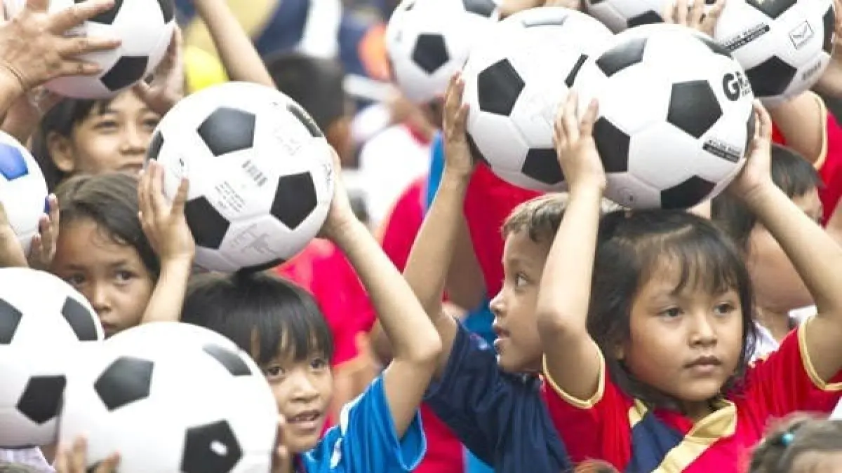 Pembinaan sepak bola anak usia dini sebagai langkah awal membangun ekosistem dan budaya sepak bola yang kuat. (pinterest.com)