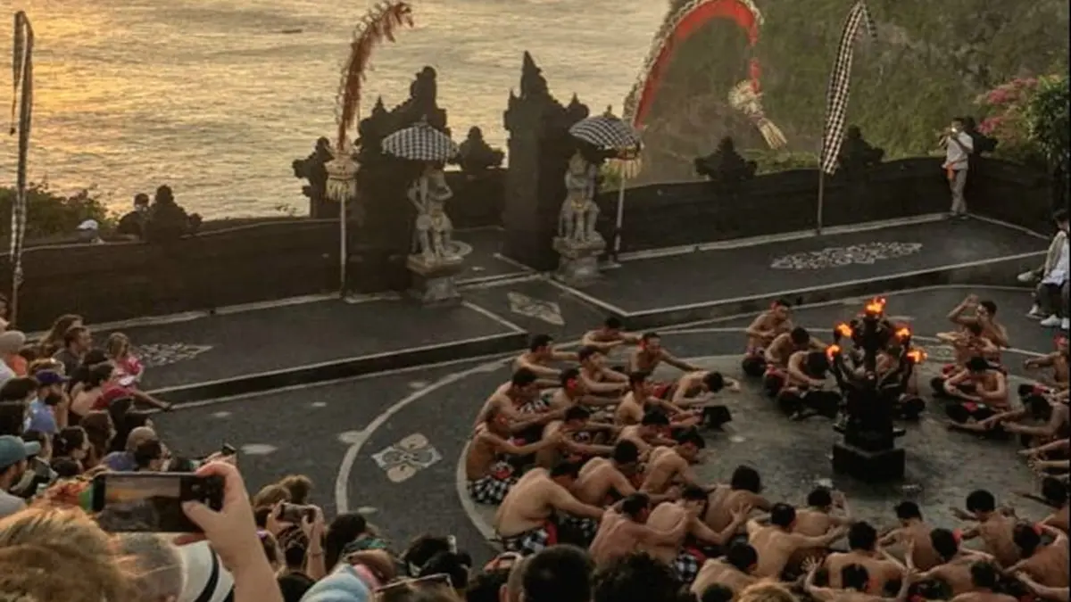 Pertunjukan Tari Kecak menjadi simbol budaya Bali. (pinterest.com)