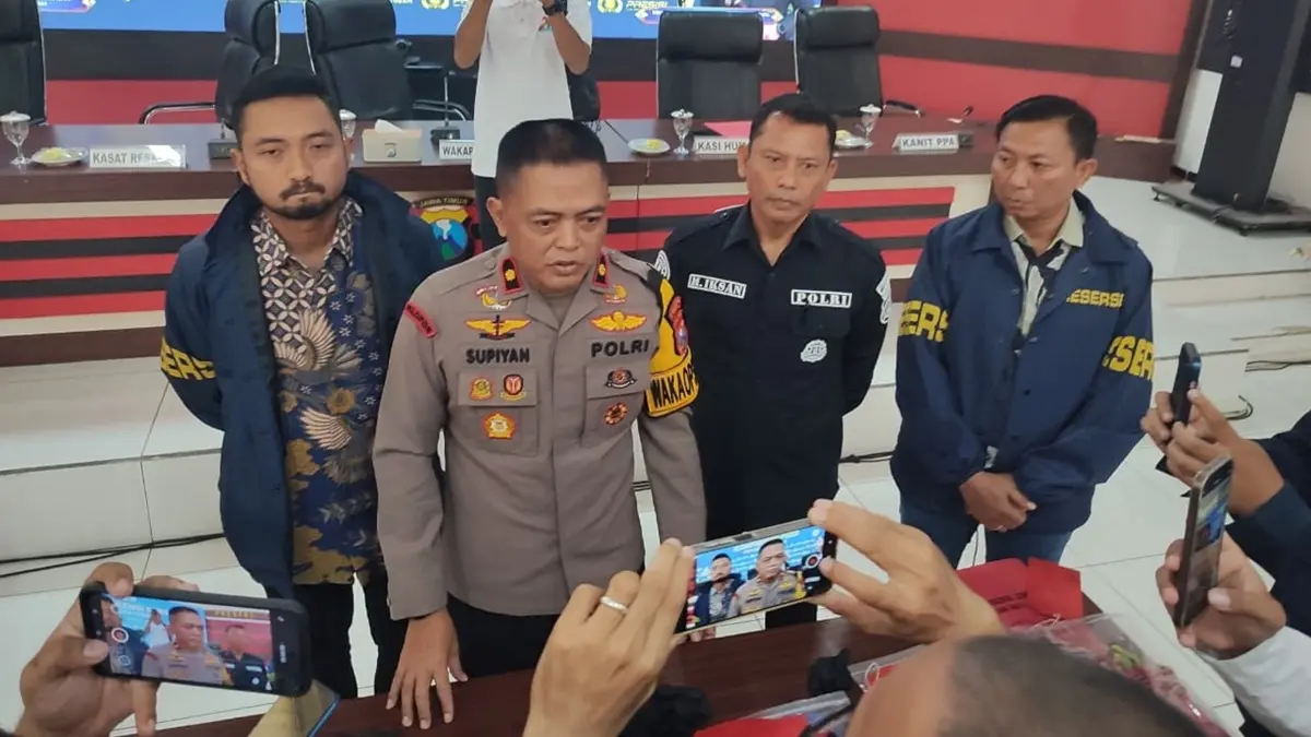 Wakapolresta Tuban Kompol Supiyan (dua dari kiri) menyampaikan kronologi kasus pencabulan terhadap anak berkebutuhan khusus pada konferensi pers di Gedung Sanika Sadyawada Mapolresta Tuban, kemarin (14/8). (Andreyan/ Radar Tuban)