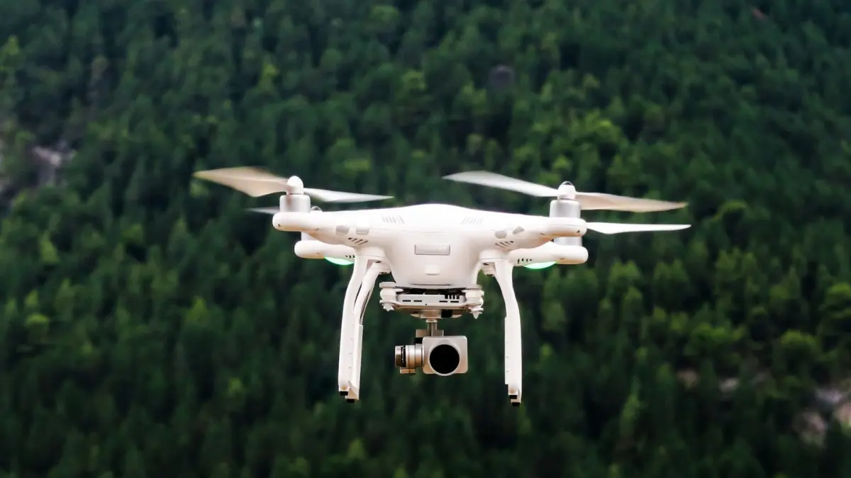 AS akan berlakukan tarif hingga 100 persen untuk produk drone dari luar negeri. (Jason Mavrommatis/Unsplash)