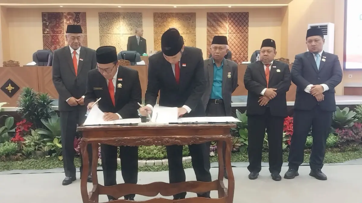 Bupati Tuban Aditya Halindra Faridzky bersama Ketua DPRD Tuban Sugiantoro menandatangani kesepakatan KUA PPAS perubahan di gedung DPRD Tuban, Jumat (14/8). (Radar Tuban)