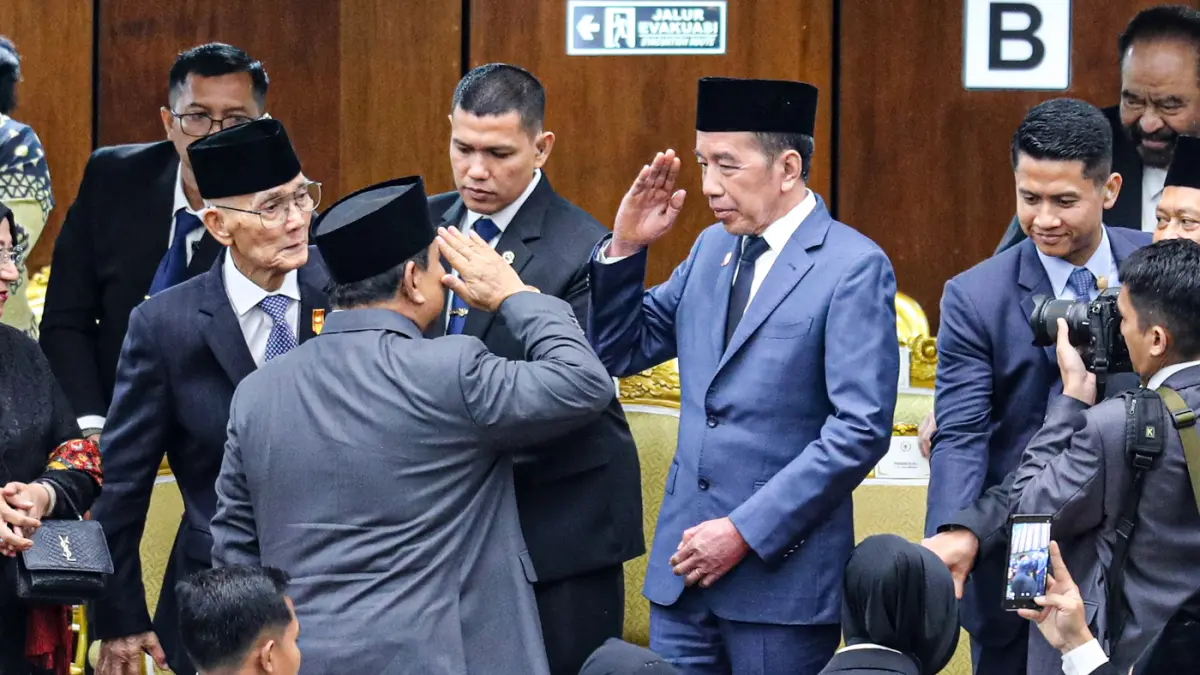 Presiden RI Prabowo Subianto (kiri) memberikan hormat kepada Presiden RI ke 7 Joko Widodo (kanan) usai menyampaikan pidato kenegaraan pada Sidang Tahunan MPR dan Sidang Bersama DPR - DPD Tahun 2025 di Gedung Nusantara, Kompleks Parlemen, Senayan, Jakarta, Jumat (15/8/2025). (Salman Toyibi/ Jawa Pos)