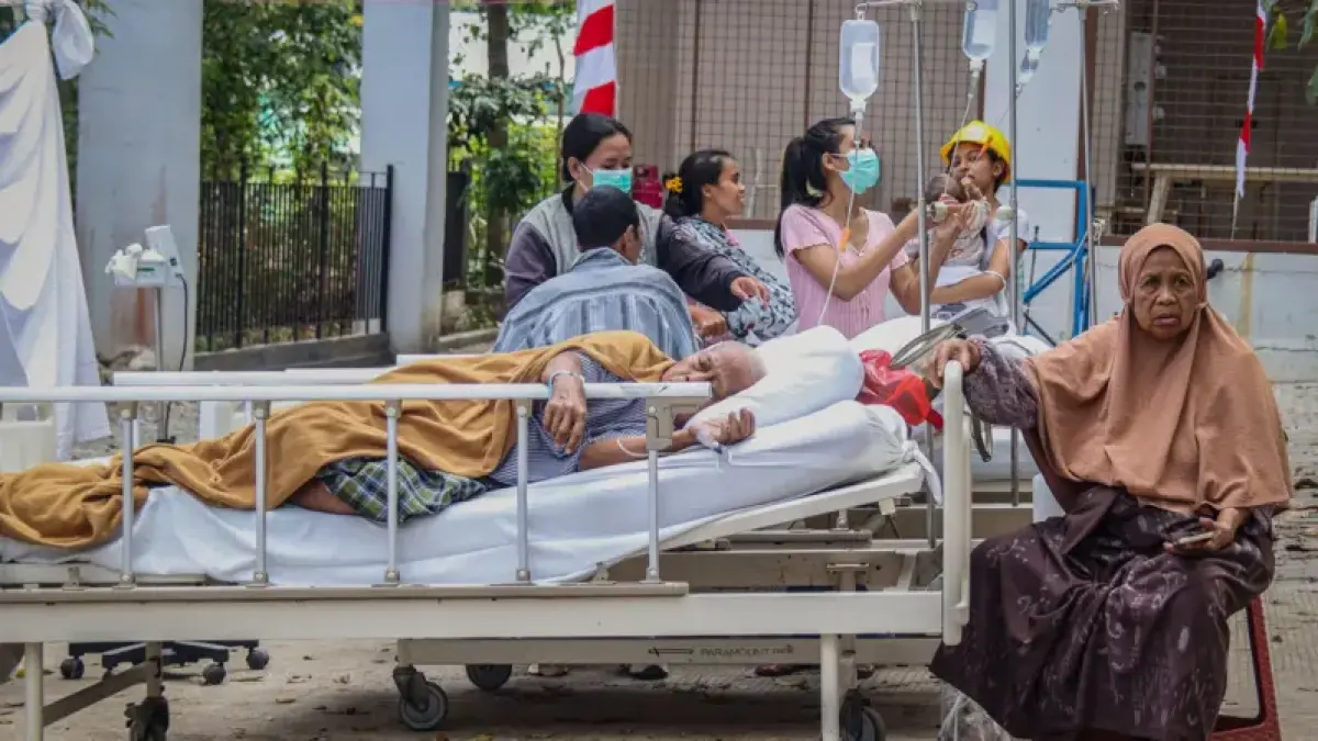 Pasien terdampak gempa di Manggarai Barat, NTT di evakuasi. (Antara)