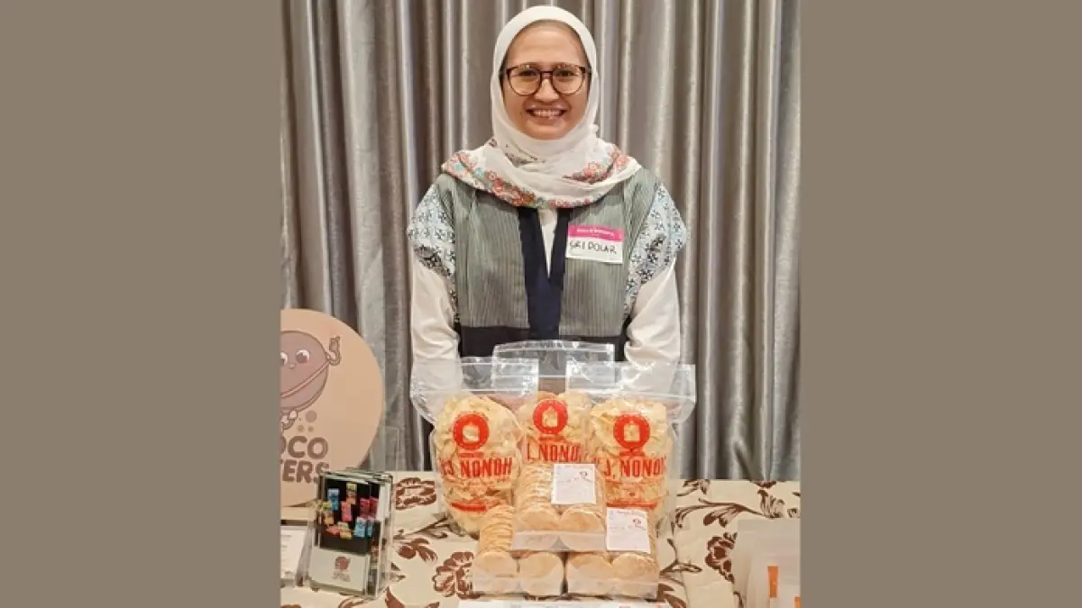 Program AURA BRI Peduli membantu Kelompok Usaha Harapan Bersama di Sumedang meningkatkan produksi makanan ringan tradisional dan mengembangkan usaha. (BRI)