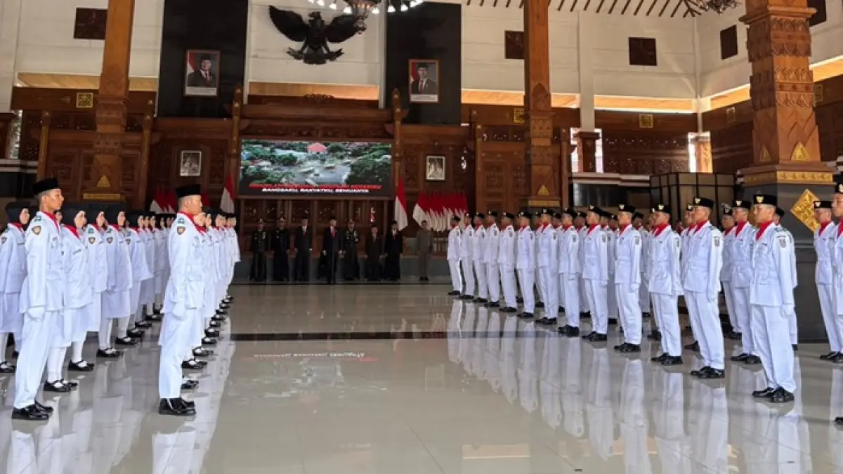 Prosesi pengukuhan anggota Paskibraka Kabupaten Tuban pada Jumat (14/8) lalu di Pendapa Kridha Manunggal. (Sinta Ariska/Radar Tuban)