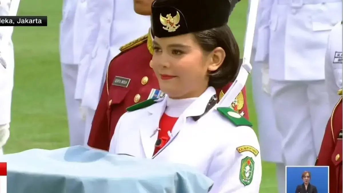 Celina Olivia dari Kalimantan Barat dipercaya membawa baki Bendera Merah Putih dalam upacara HUT ke-81 RI. (Tangkapan layar youtube setpres)