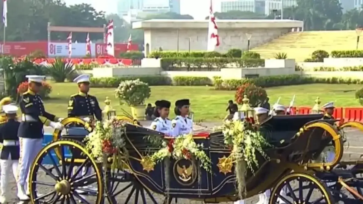 Kereta kencana Garuda Prabayaksa membawa bendera pusaka dan teks Proklamasi dari Monumen Nasional. (Istimewa)