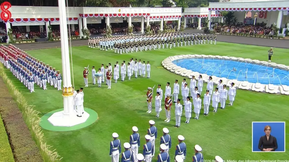 Pasukan Pengibar Bendera Pusaka (Paskibraka) menunaikan tugas dalam upacara pengibaran bendera Merah Putih. (Tangkapan layar youtube setpres)