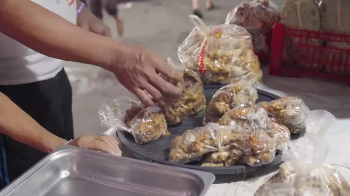Potret olahan Pagpag atau sisa makanan restoran yang telah dimasak ulang dan dikemas dalam bungkus plastik untuk dijual kepada warga di pemukiman kumuh Tondo, Manila. (Tangkapan Layar YouTube OS Indonesian)