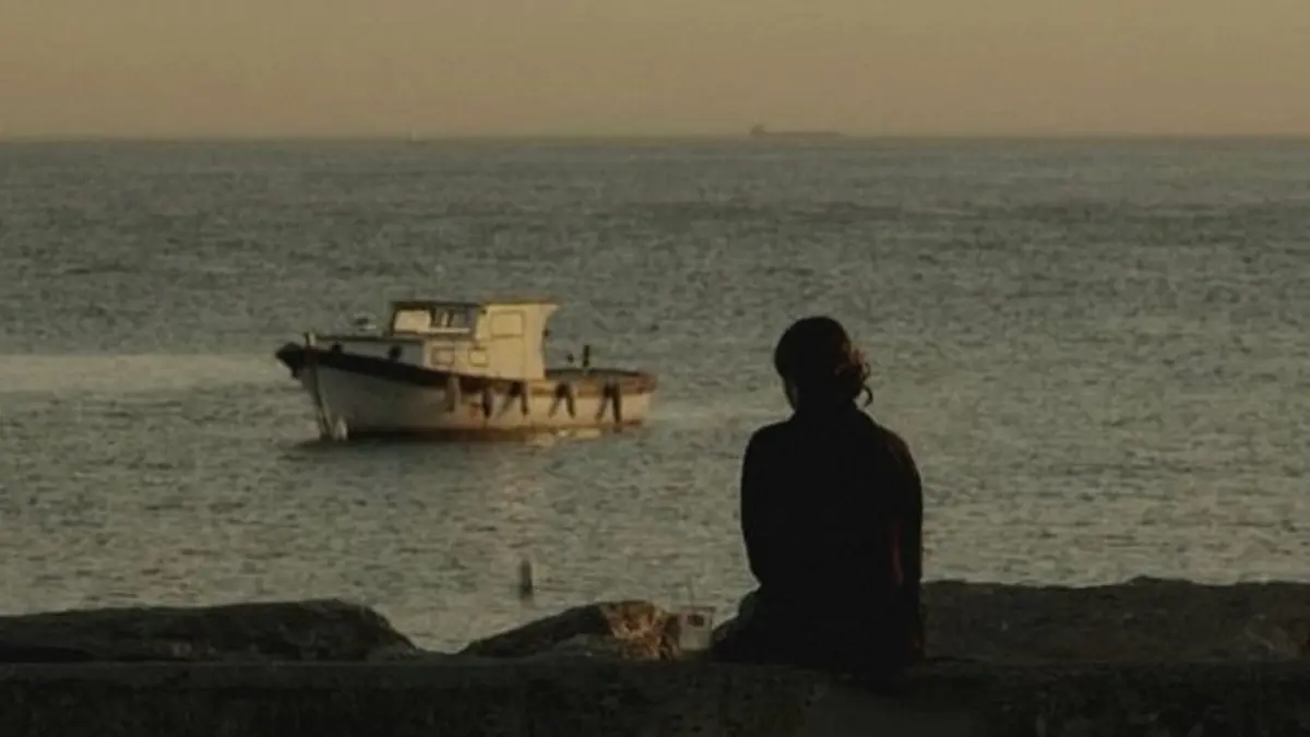 Potret seseorang yang tengah menikmati waktu sendirian di tepi pantai. Menurut psikologi, kenyamanan beraktivitas dan bepergian sendiri merupakan bentuk kesendirian positif (solitude) serta tanda kedewasaan emosional yang tinggi. (Pinterest)