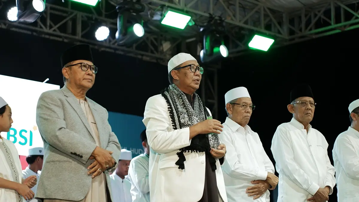 Rangkaian Harlah ke-21 Yayasan Bahrul Huda Tuban berlanjut dengan pengajian bersama pembina yayasan KH Fathul Huda, KH Much Imam Hambali, dan Abah Topan , Sabtu malam (15/8). (Yudha Satria Aditama/Radar Tuban)