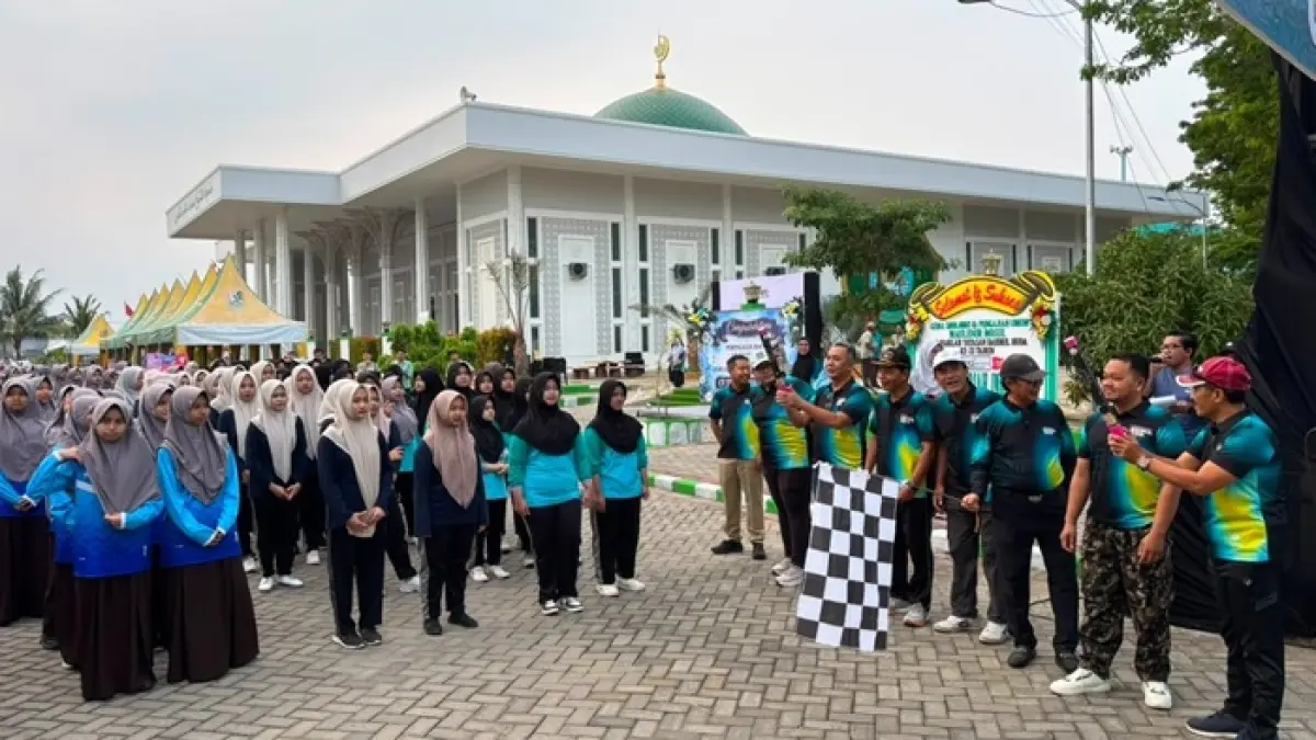 Ribuan siswa dan guru keluarga besar Yayasan Bahrul Huda Tuban mengikuti jalan sehat 5K dalam rangka Harlah ke-21, Sabtu (15/8) pagi. (Yudha Satria Aditama/Radar Tuban)